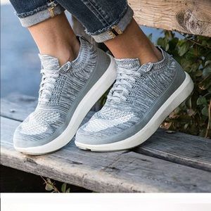 Altra Vali Womens Light Gray size 10.5